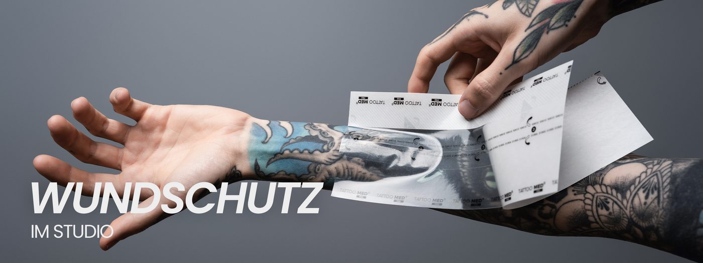 TattooMed-Wundschutzfolie wird auf einen frisch tätowierten Arm aufgebracht