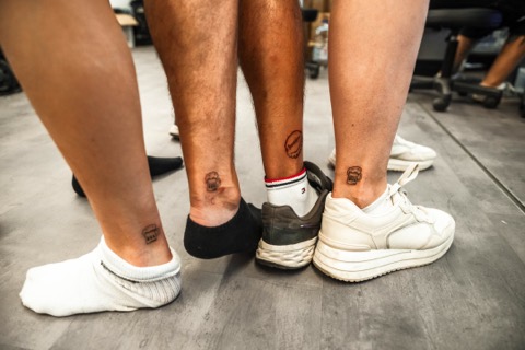 Gruppen-Tattoos: Bierkrüge am Knöchel