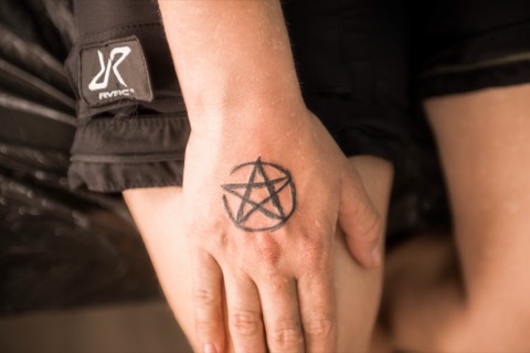 Frisch gestochenes Pentagramm auf der Hand