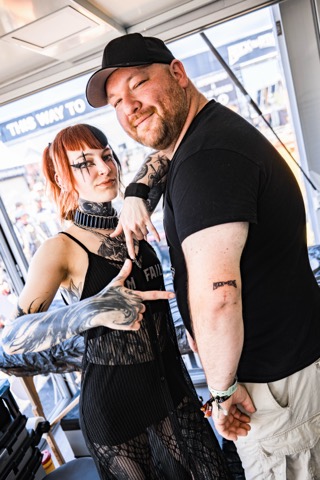 Zwei frisch Tätowierte zeigen ihre Festival-Tattoos