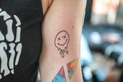 Zerlaufender Smiley am Oberarm