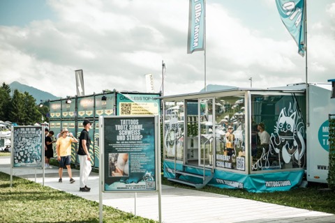 Der verglaste Studio-Anhänger auf dem Festivalgelände