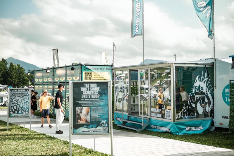 Der verglaste Studio-Anhänger auf dem Festivalgelände